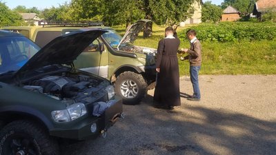 "Треба працювати всім, інакше перемоги не буде". Як жителі прикарпатського села Боднарів допомагають армії