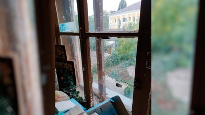 Вікна будівлі на Хлібопекарській, 10