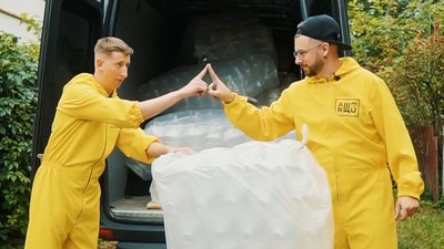 Прикарпатці пропливли по Дністру на кораблі із пластикових пляшок Прикарпатці пропливли по Дністру на кораблі із пластикових пляшок
