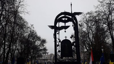 Квіти до пам’ятного знаку “Жертвам Чорнобилю” поклали черкащани Квіти до пам’ятного знаку “Жертвам Чорнобилю” поклали черкащани