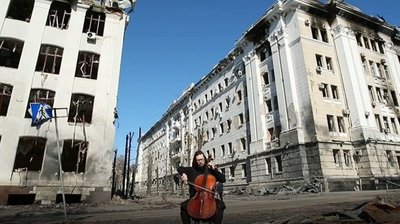 Сюїта Баха біля зруйнованих обстрілами РФ будівель: харків'янин грає на віолончелі у центрі міста