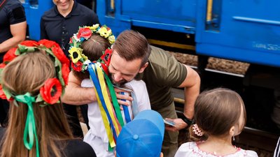 На Закарпаття прибув потяг із дітьми з Херсонщини На Закарпаття прибув потяг із дітьми з Херсонщини