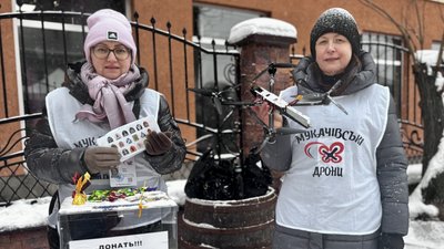 Волонтери Мукачева передали бійцям 101-ї бригади ТрО 10 FPV-дронів власної збірки