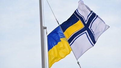 Військове судно, яке отримало пошкодження в Чорному морі, буксують до Одеси