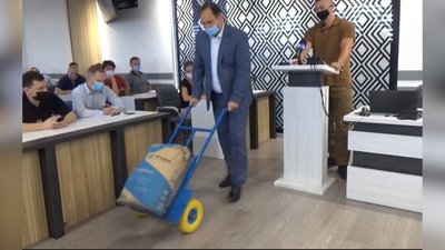 На оперативці мер Франківська подарував мішок цементу АТ "Івано-Франківськгаз"