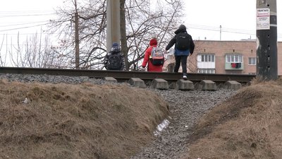 У Рівному діти щодня перебігають колії, щоб потрапити до школи. Як реагує влада