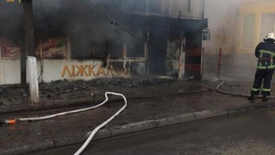 На Тернопільщині у центрі міста горіли магазини