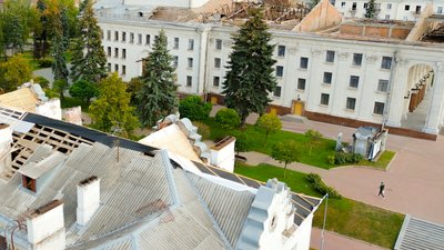 Вид зверху на зруйнований драмтеатр та туалет біля нього російською ракетою 19 серпня 2023 року Вид зверху на зруйнований драмтеатр та туалет біля нього російською ракетою 19 серпня 2023 року