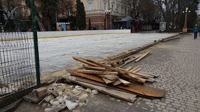 До 18-го березня мають демонтувати ковзанку на головному майдані Тернополя До 18-го березня мають демонтувати ковзанку на головному майдані Тернополя