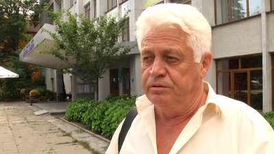 У Житомирі не можуть замінити плитку біля обласної бібліотеки – чекають відповіді від облради У Житомирі не можуть замінити плитку біля обласної бібліотеки – чекають відповіді від облради