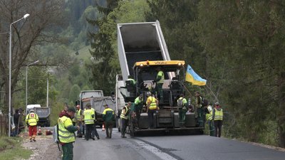 На Прикарпатті ремонтують відрізок дороги "Криворівня-Чернівці" На Прикарпатті ремонтують відрізок дороги "Криворівня-Чернівці"