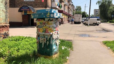 На стовпах, зупинках, будівлі аеропорту. На Дніпропетровщині «ОПОРА» виявила порушення агітації