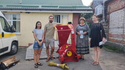 Передача щепоріза Ганнопільській громаді. Фото: "Хмельницький енергетичний кластер" Передача щепоріза Ганнопільській громаді. Фото: "Хмельницький енергетичний кластер"