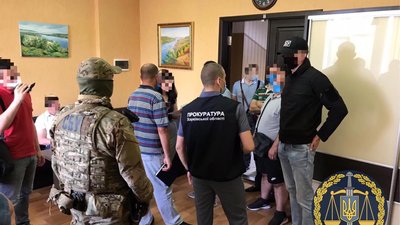 Обшуки на заводі "Електроважмаш" у Харкові: керівництво підозрюють у розтраті коштів Обшуки на заводі "Електроважмаш" у Харкові: керівництво підозрюють у розтраті коштів