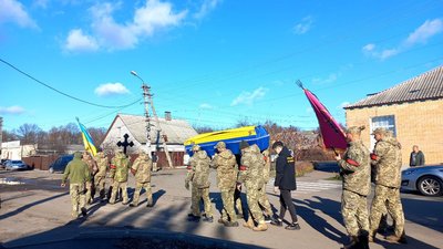 "Добрий хлопець був, безстрашний". Сумчани провели в останню путь воїна Романа Ломакіна "Добрий хлопець був, безстрашний". Сумчани провели в останню путь воїна Романа Ломакіна