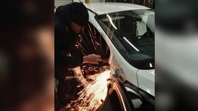 Розпиляли "болгаркою": на Закарпатті митники діставали контрабандні сигарети, заховані в машині