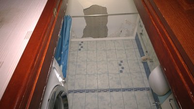 Самі прибирають з даху сніг: у Харкові чотири роки тече крівля у 9-поверхівці