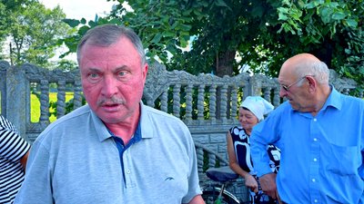 Священник УПЦ забрав ключі від храму: у Линовиці частина людей переходить в ПЦУ і молиться надворі