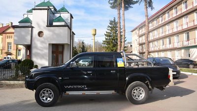 Надвірнянські медики відправили бійцям "Правого сектору" позашляховик