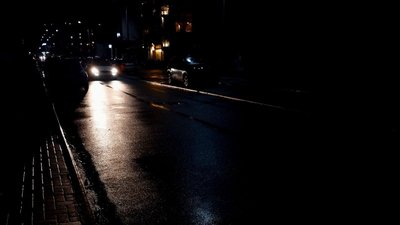 Вечірня вулиця в Києві під час відключень світла