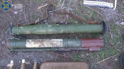 У будинку на Луганщині, де мешкав бойовик, виявили схрон зброї У будинку на Луганщині, де мешкав бойовик, виявили схрон зброї