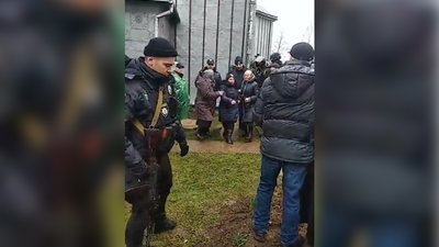 На Буковині до однієї церкви прийшли віряни двох релігійних громад. Церкву оточила поліція