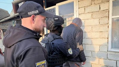 Чоловіка, підозрюваного у розбещенні неповнолітніх, судитимуть на Хмельниччині