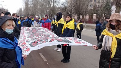 У Новій Каховці на Херсонщині учні та студенти створили "Молодіжний ланцюг єдності" У Новій Каховці на Херсонщині учні та студенти створили "Молодіжний ланцюг єдності"