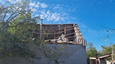 На Запоріжжі рятувальники дістали з-під завалів сім'ю, яка ховалася у погребі На Запоріжжі рятувальники дістали з-під завалів сім'ю, яка ховалася у погребі