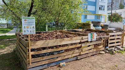 У Луцьку дітей вчать компостувати сміття: дошкільні заклади громади отримали 26 нових компостерів