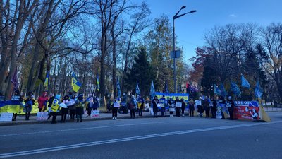 "Хлопці з ЧАЕС вже 1000 днів у полоні": біля ВР проходить акція родичів військовополонених