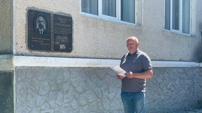 Михайло Новінчук біля меморіальної дошки Михайлу Ломацькому Михайло Новінчук біля меморіальної дошки Михайлу Ломацькому