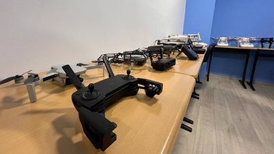 На Тернопільщині відкрили перший в Україні навчальний центр керування дронами На Тернопільщині відкрили перший в Україні навчальний центр керування дронами