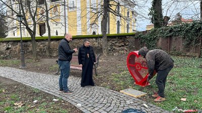 Металеве серце для збору пластикових кришок встановили в Ужгороді поблизу Кафедрального собору Металеве серце для збору пластикових кришок встановили в Ужгороді поблизу Кафедрального собору