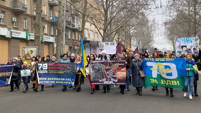 "Живемо від обміну до обміну". У Миколаєві матір чекає на повернення сина з полону