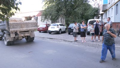 У Рівному машини почали об'їжджати будівництво кільця через двір. Як реагують люди й поліція У Рівному машини почали об'їжджати будівництво кільця через двір. Як реагують люди й поліція