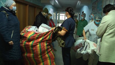 У Житомирі волонтерки передали в лікарню 36 в'язаних пінеток та 58 подушок У Житомирі волонтерки передали в лікарню 36 в'язаних пінеток та 58 подушок