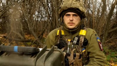Українські військові спалили танк російських окупантів на Донбасі Українські військові спалили танк російських окупантів на Донбасі