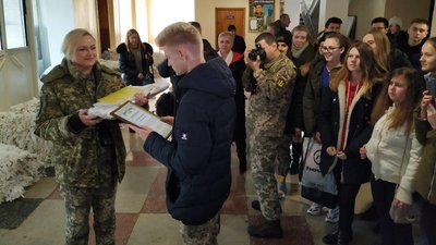 Акція “Захисти захисника”: діти передали військовим маскувальні сітки