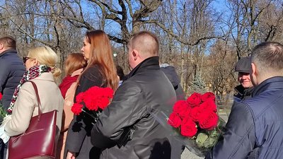 У центрі Харкова поклали квіти в пам'ять Героїв Небесної сотні У центрі Харкова поклали квіти в пам'ять Героїв Небесної сотні