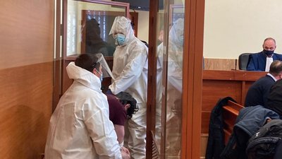 Правоохоронці, які доправили хворого Приходька до зали суду, були одягнені в захисні костюми Правоохоронці, які доправили хворого Приходька до зали суду, були одягнені в захисні костюми