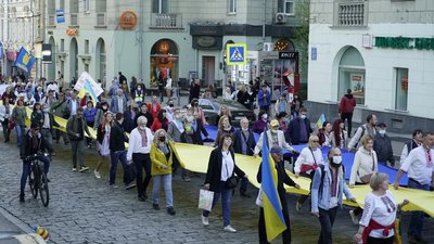 У Вишиванковій ході у Харкові взяли участь близько 650 людей У Вишиванковій ході у Харкові взяли участь близько 650 людей