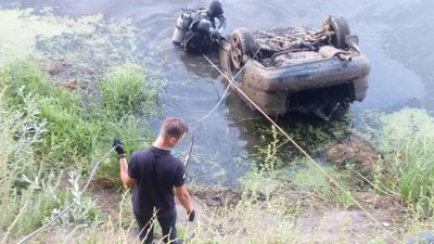 Автівка, яку підняли із Десни у Шестовиці, пролежала там 11 років Автівка, яку підняли із Десни у Шестовиці, пролежала там 11 років