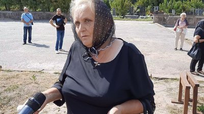 Жінка на похороні Жінка на похороні