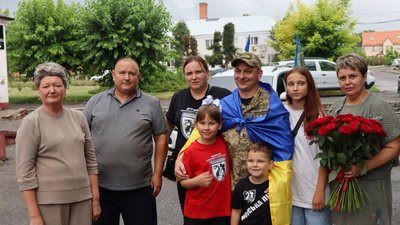 На Миколаївщині зустріли звільненого з полону військового Андрія Матюшенко
