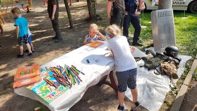 У херсонському парку патрульна поліція провела акцію "Безпечне літо" У херсонському парку патрульна поліція провела акцію "Безпечне літо"