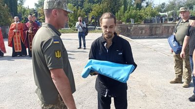 Миколі Зливку, сину бійця Юрія Зливка, вручили прапор Миколі Зливку, сину бійця Юрія Зливка, вручили прапор