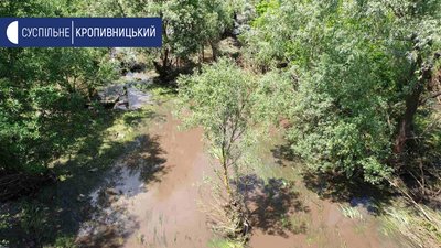 У Новоукраїнському районі потік води змив асфальт з дороги. Затопило міст У Новоукраїнському районі потік води змив асфальт з дороги. Затопило міст