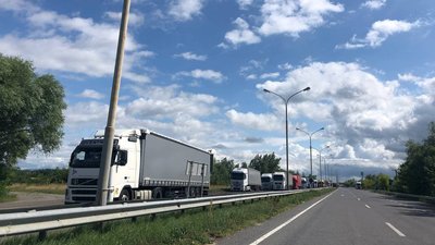 Близько 350 вантажівок стоять у черзі до КПП "Тиса" на Закарпатті Близько 350 вантажівок стоять у черзі до КПП "Тиса" на Закарпатті