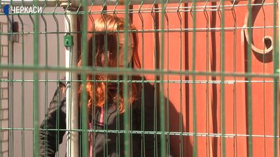 У Черкасах через металеву огорожу власники не можуть вийти з двору